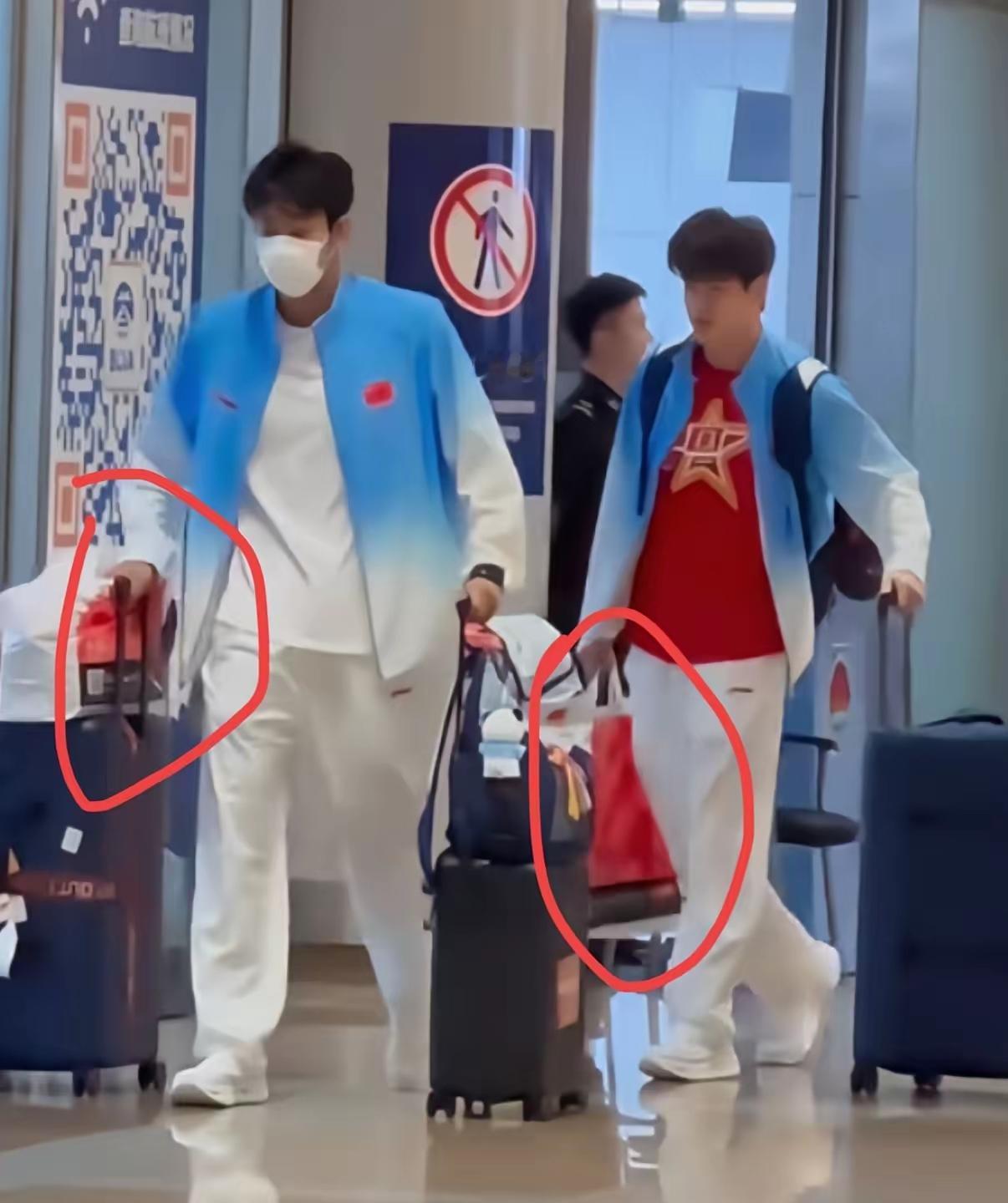 张展硕和潘展乐真是小孩心性。他俩比完赛回国的机场，我发现他们带的最多的不是金牌