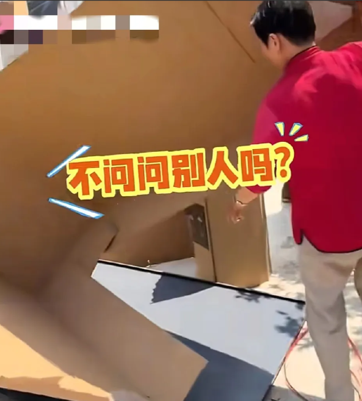 “你们拿东西不问问别人吗？”女子连续问了好几遍，这群老人一律听不见、不回复，继续