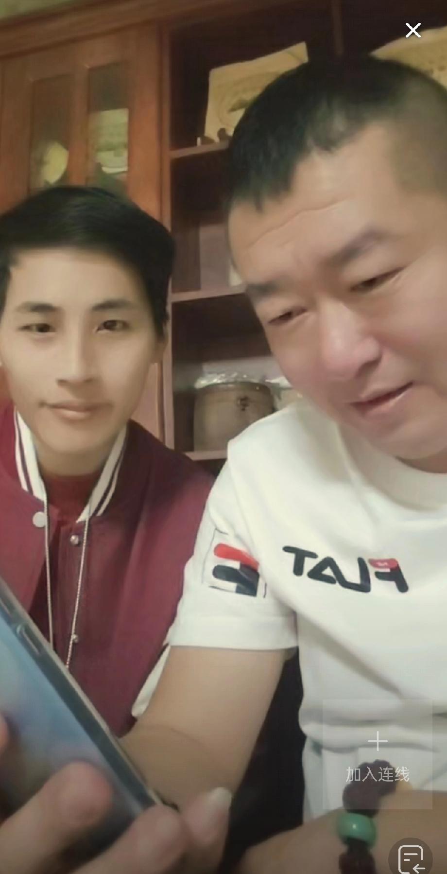 张云鹏大表哥开启直播，云鹏在大表哥身旁就坐，直播间人气疯狂上涨，一会就到了