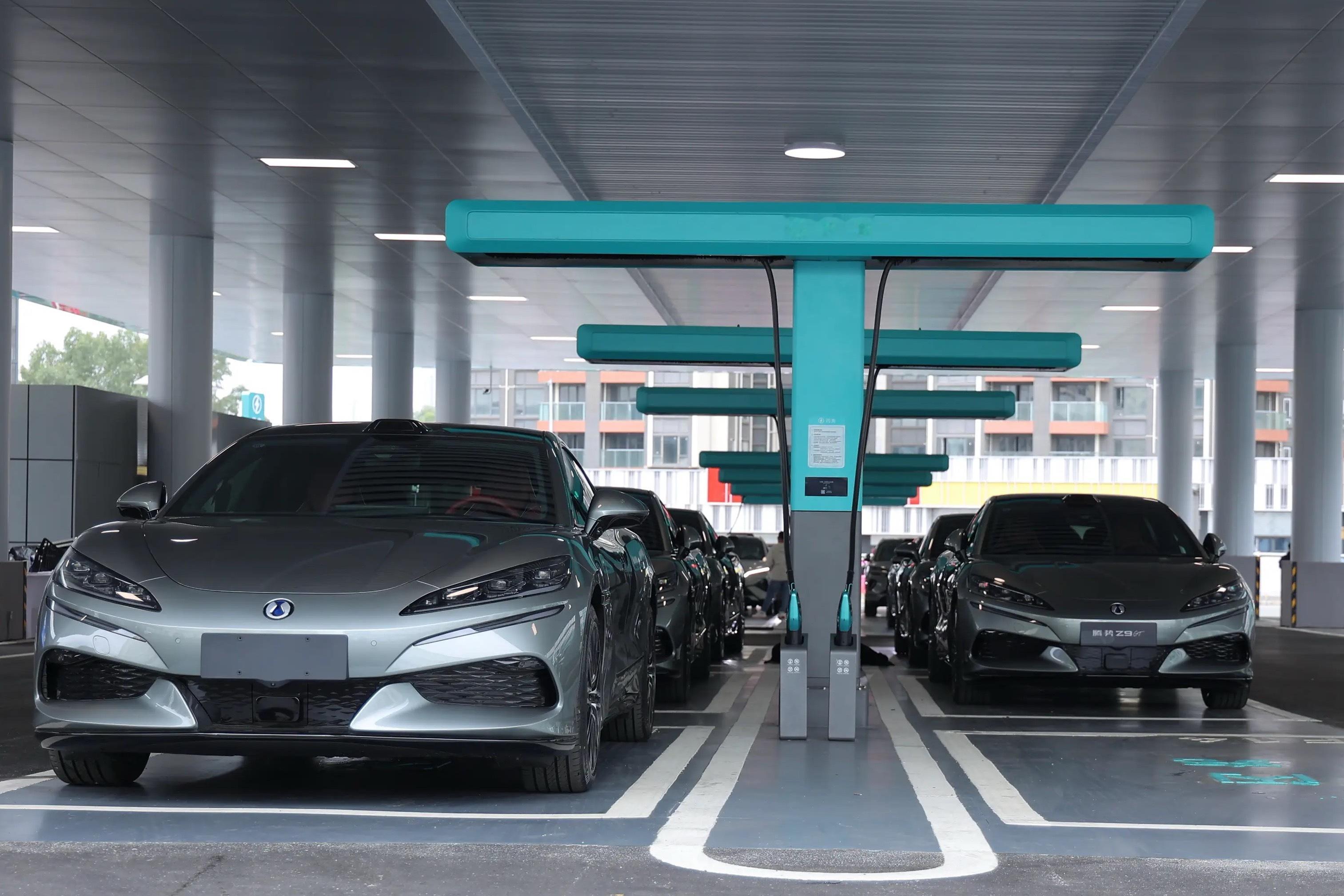 腾势N8L插混闪充版搭载闪充技术配套大功率1500kW单枪闪充桩，5分钟快充、9