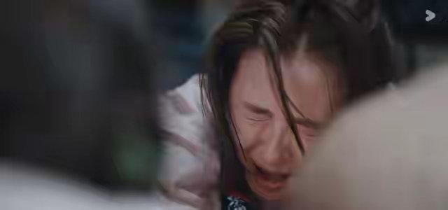 热依扎拍女儿去世戏持续哭了7个小时热依扎在这一段里的表现，非常突出。尤其当她发现
