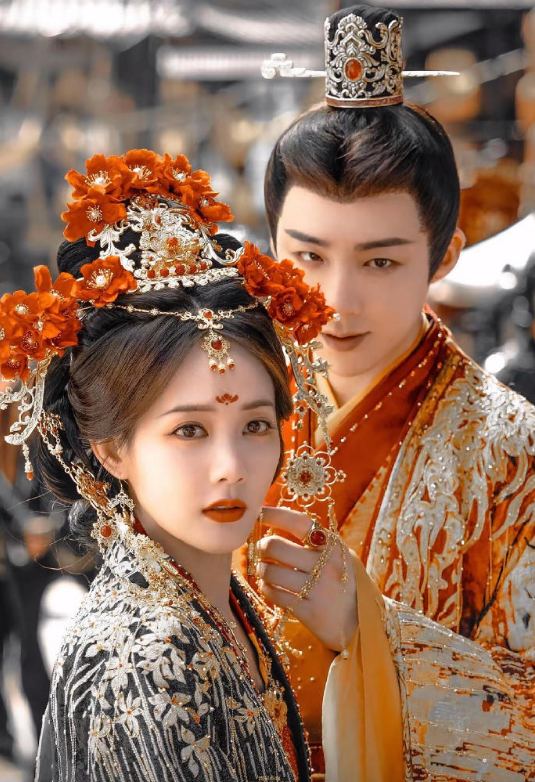谁懂这张啊！男主的手摩挲女主的耳饰！！！这个眼神攻击力无敌了！！！性张力拉满啊啊