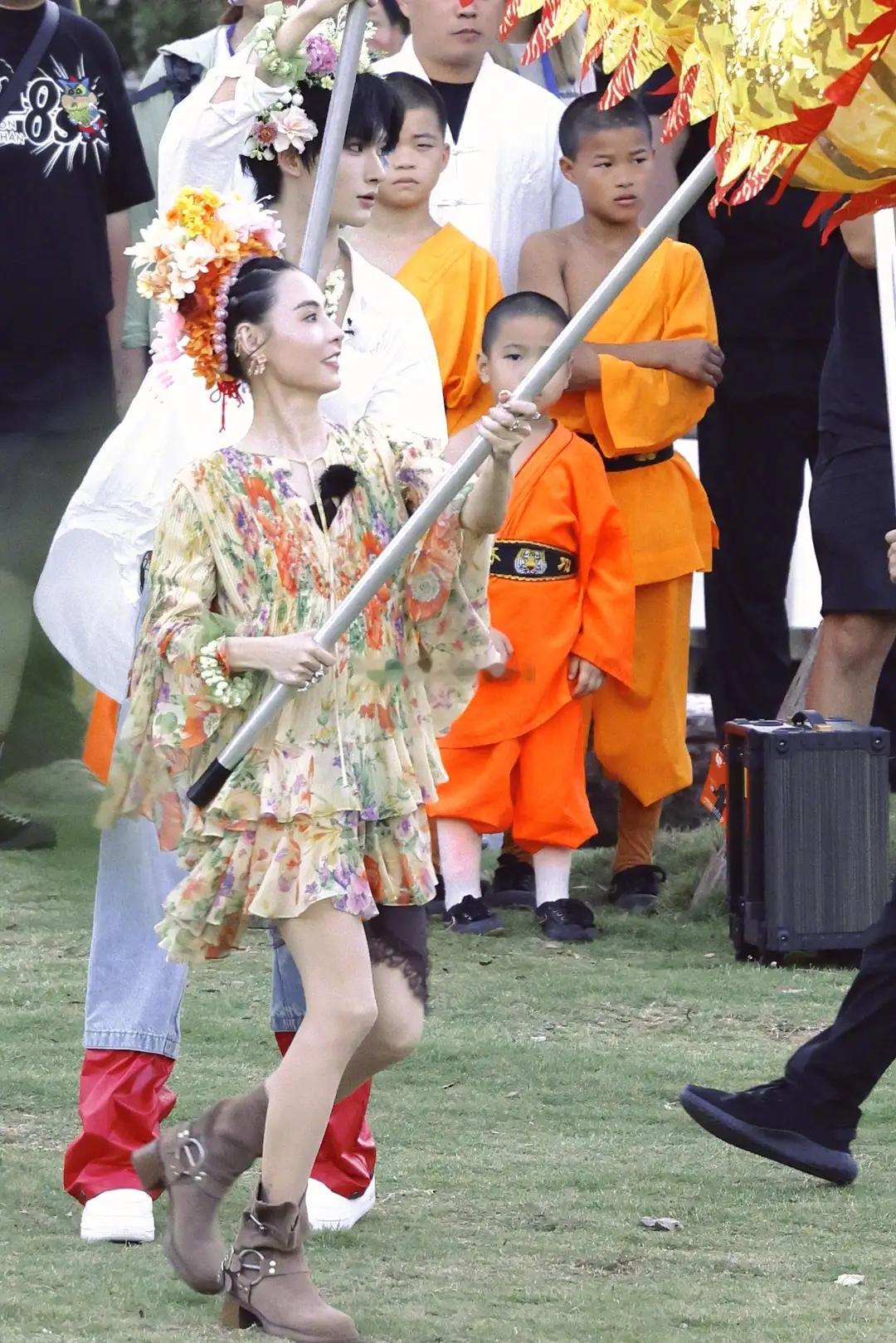 张柏芝《一路繁花2》路透，身穿碎花裙头簪花，45岁状态很好……​​​
