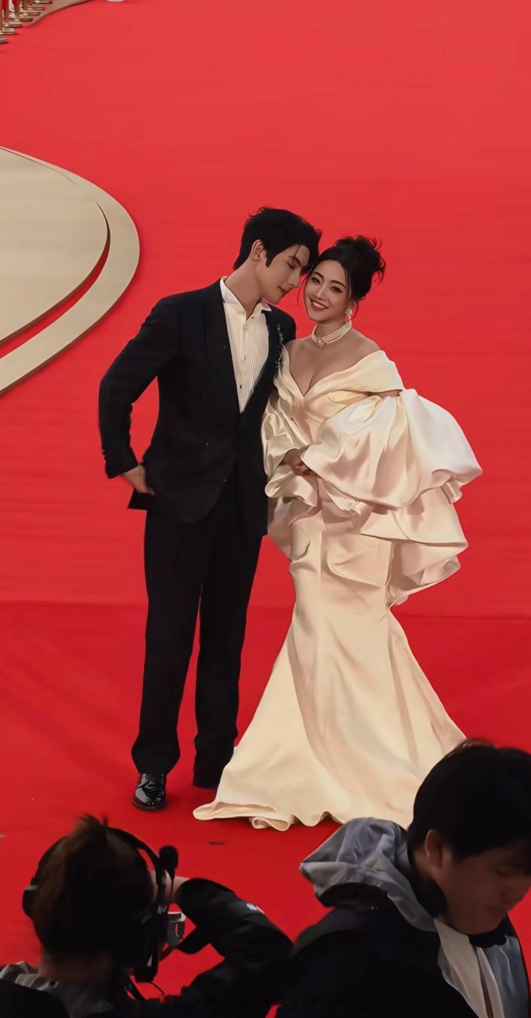 短剧演员红毯上接吻哦，真夫妻啊。[吃瓜]那没事了，祝福，锁死。​​​