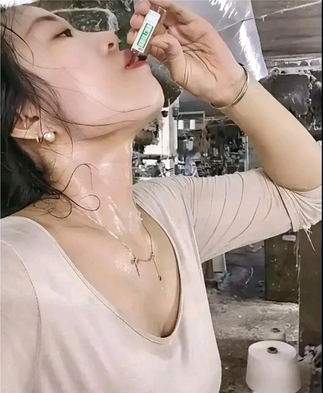 笑翻了！南方一服装厂几乎都是女工，最近天气炎热，女工穿的都比较清凉，为了隐私考虑