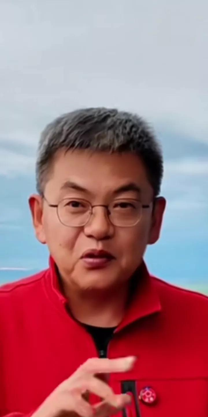 苏群谈王治郅当年去NBA打球一波三折，并不顺利。大郅从打1999年被选中后进入N
