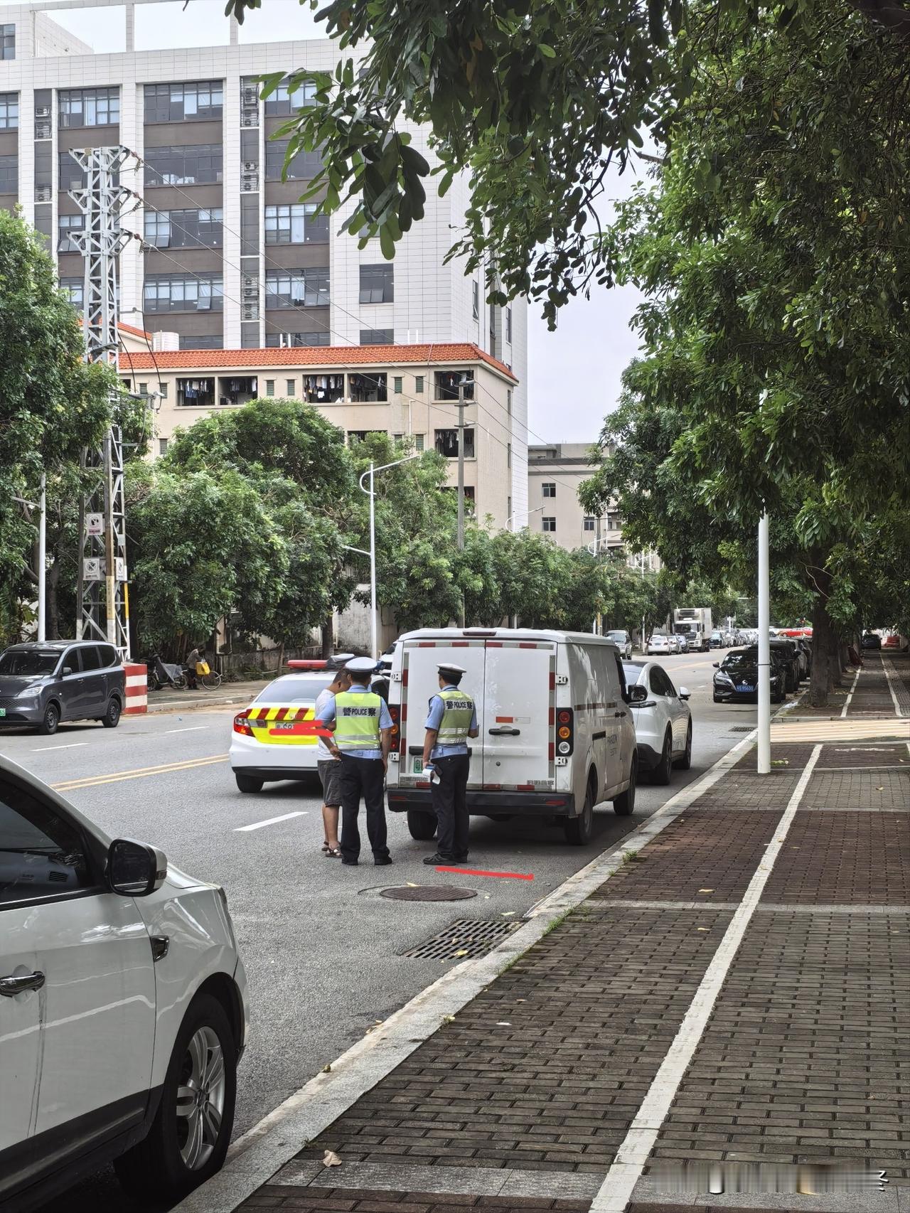 老王今天又白干了。跑货拉拉的他在车上等单时被交警叫下车，他一看形势不对立马点头哈