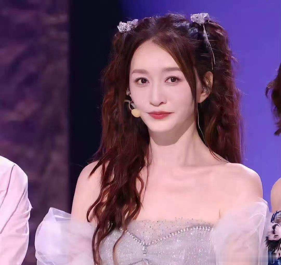 李小冉在记了两个胳膊都记了李小冉有种越努力越心酸的感觉“在记了两个胳膊都在记了