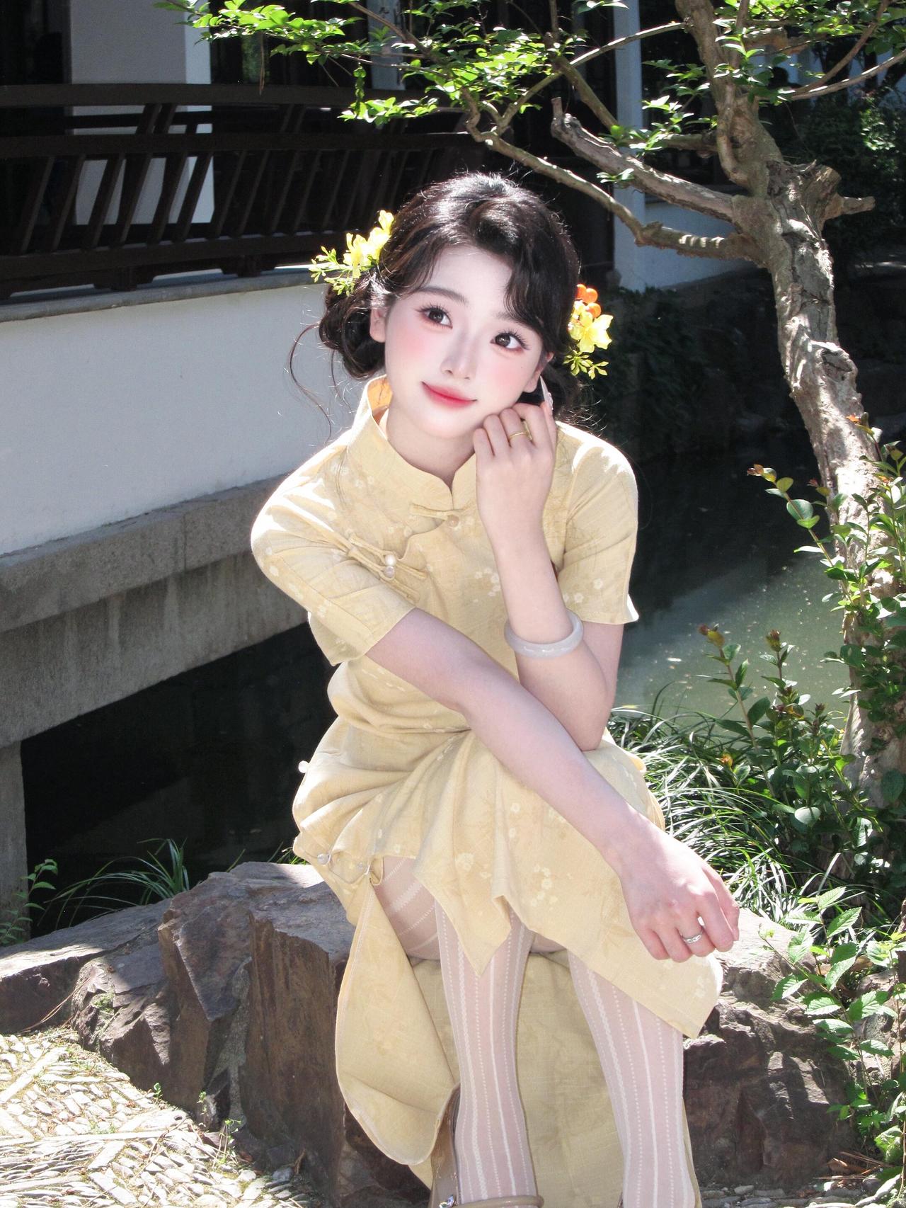 古风少女，花间静坐，岁月静好。