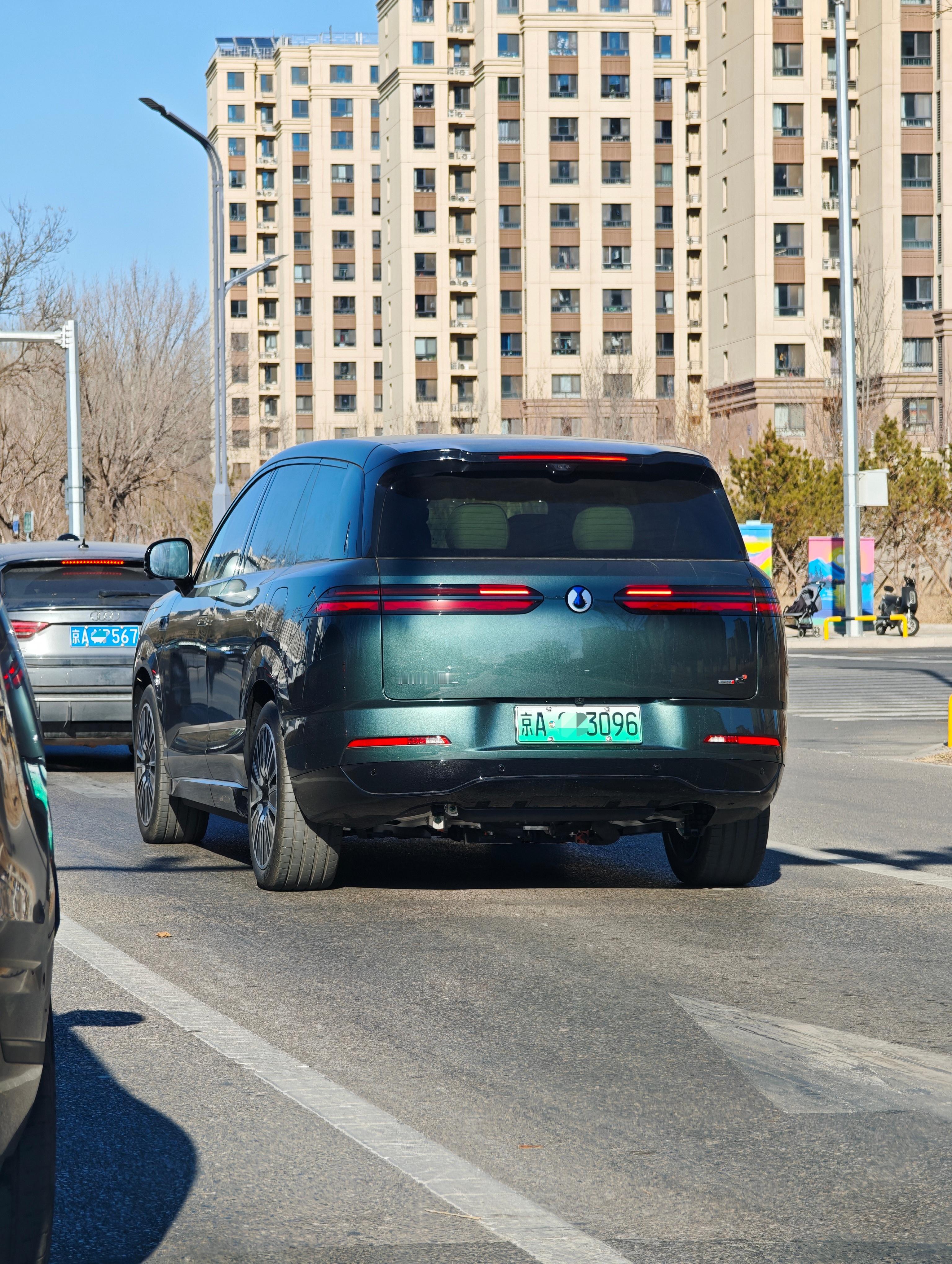 路遇腾势N8L，这个设计咋样？有句话我必须要讲，咱就非得把刹车灯放到中间吗