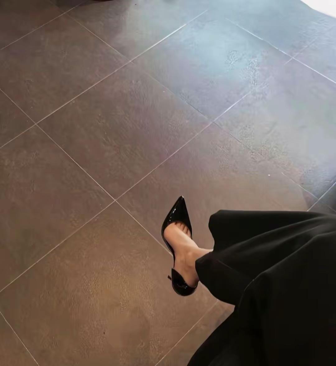 久违的高跟鞋，依旧能稳稳驾驭。生活大概也是如此，可以偏爱平底鞋的踏实与安全感。也