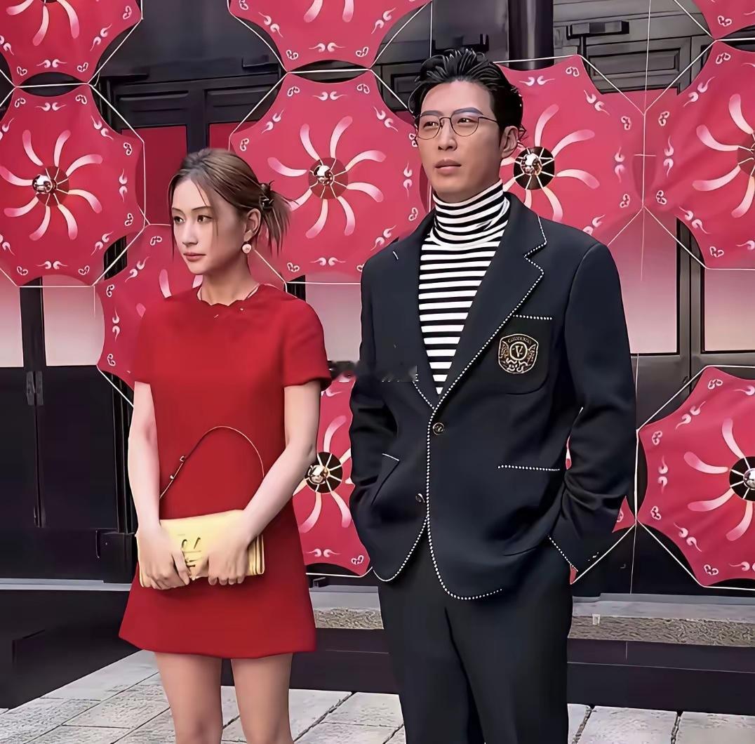 何超莲和窦骁同框亮相，两人站得很疏离，看着仿佛不太熟。