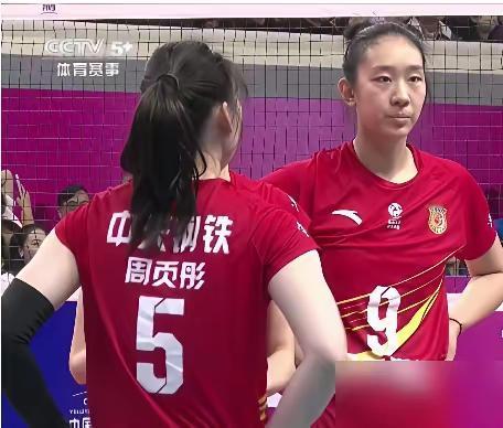 施佳仪仍停留在青年队的水平，未进国家队的周页彤比缪伊雯更意难平，排球城的人一脸嫌