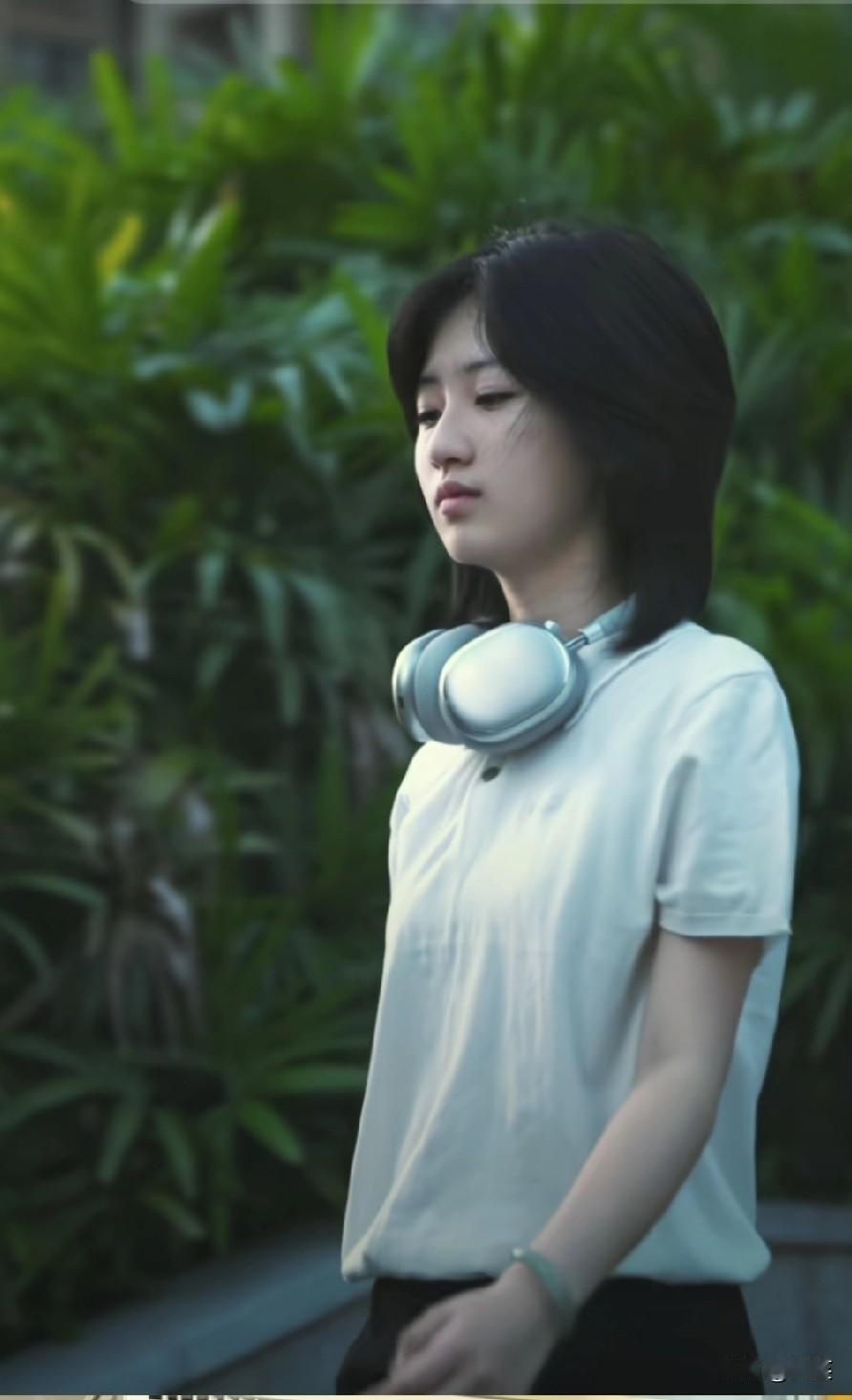 一哥们，他有个女儿特别漂亮，眉清目秀的，挺招人稀罕。可是他对女儿有个奇怪的要求，