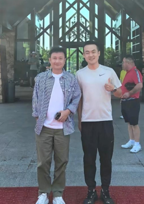 41岁文章在度假区被偶遇，他看起来胖了好多，脸变圆润了，面相变化很大，都快认不出