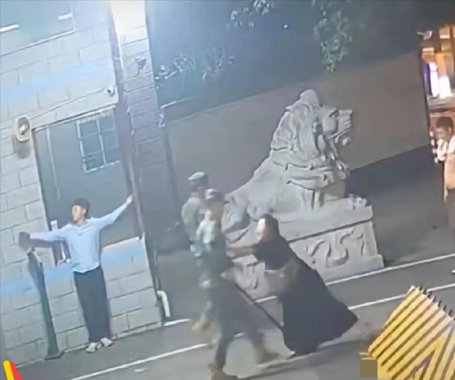 凌晨，四川街头一名男子被两人追打，情急之下跑向武警营门求助，哨兵上前将其护住时，