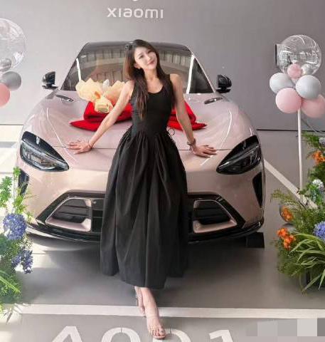 据说这就是海口大战外卖小哥的YU7女，看外形、身材、发型、凉拖都挺像的。先动手打