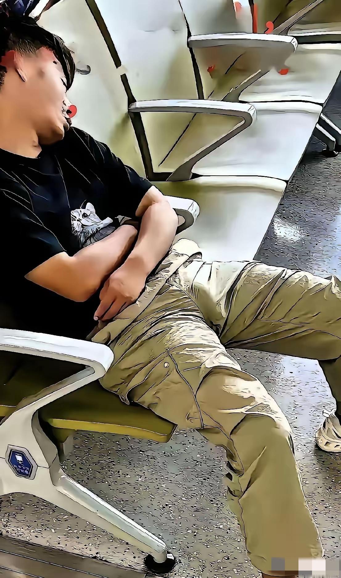 遇到这样健康，有气势的男人，你喜欢吗？睡姿这么自然优雅，脸型这么板正，兜里还