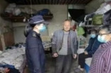 人间有真情！浙江一大爷因违规摆摊被罚款，交罚款时不禁求情道：“能不能少罚点，我就