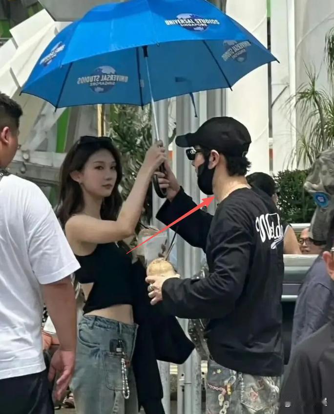 新恋情疑曝光！48岁黄晓明环球影城被偶遇：伞面偏向26岁女友那侧，半边脖子晒到泛