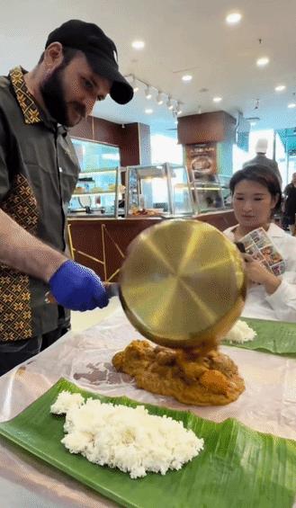印度新德里，两位中国女子走进当地一家口碑不错的餐厅，特意点了服务员力荐的招牌美食