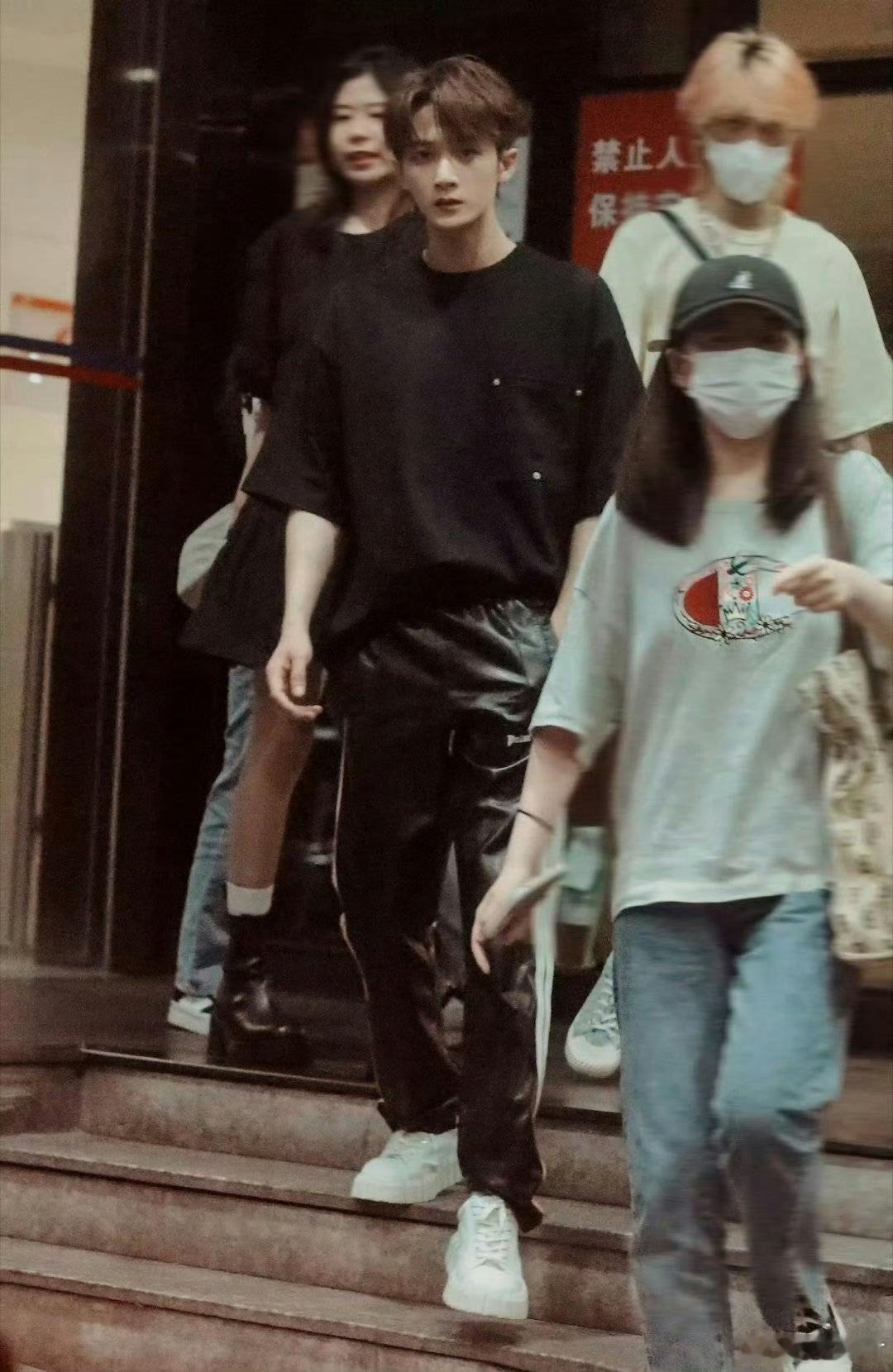 听说这张照片最接近现实生活中别人看到的大哥檀健次，哇😯，好小好精致的巴掌脸，这