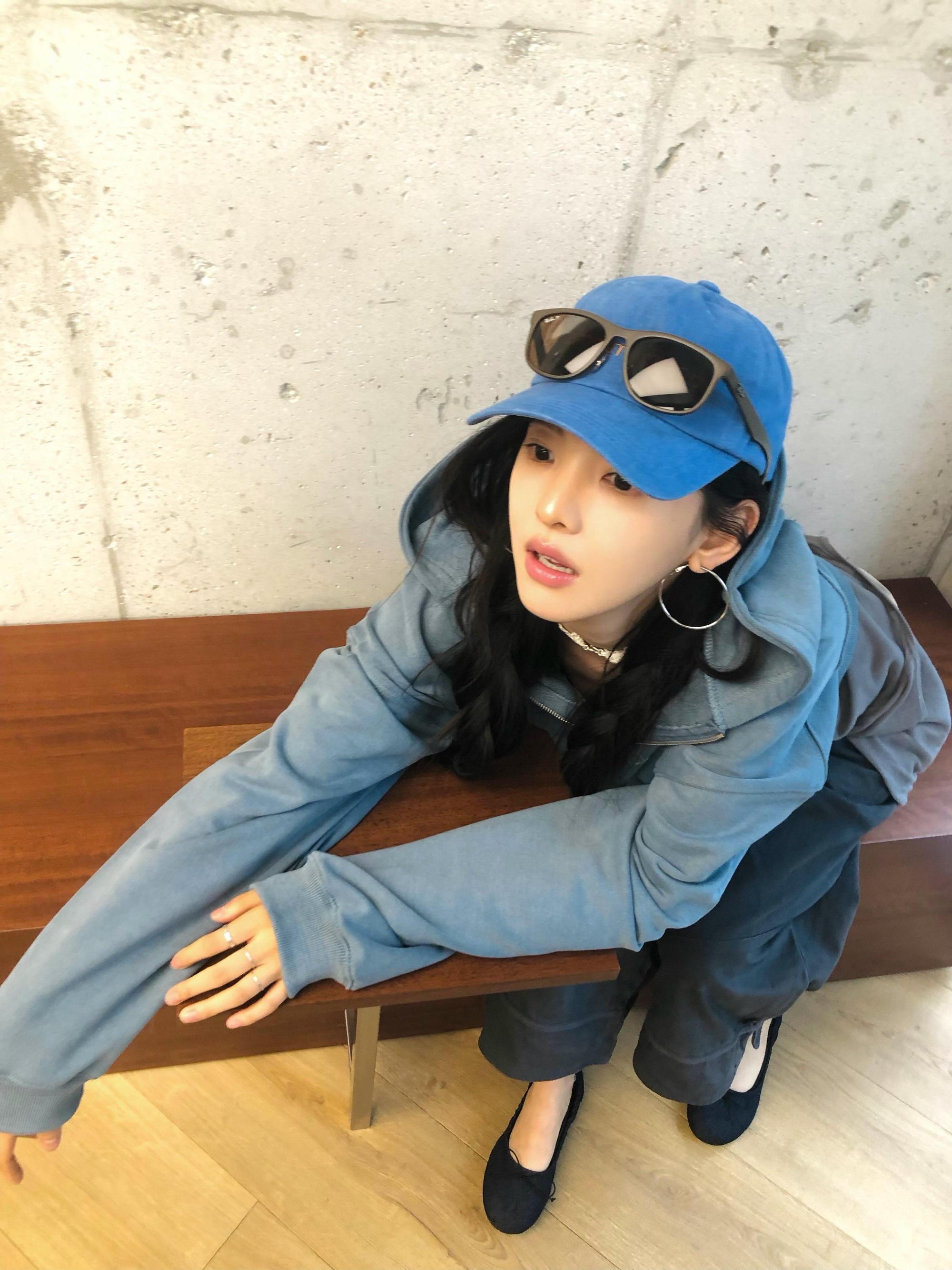 可盐可甜也挺酷的章若楠出来炸街了，楠楠怎么什么风格都能驾驭啊妥妥的衣服架子​​