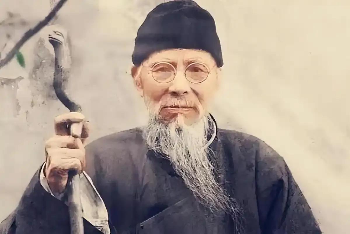 1926年，齐白石想要找一个看门人。1位老太监求上门：“老奴不要工钱，管吃住就行