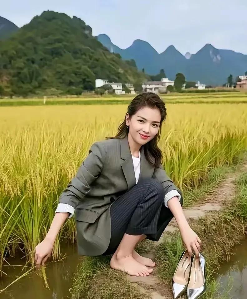 刘涛美图欣赏系列：刘涛也要体验一下赤脚走田埂，没想到稻田里轻蹲，笑容温婉，山水间