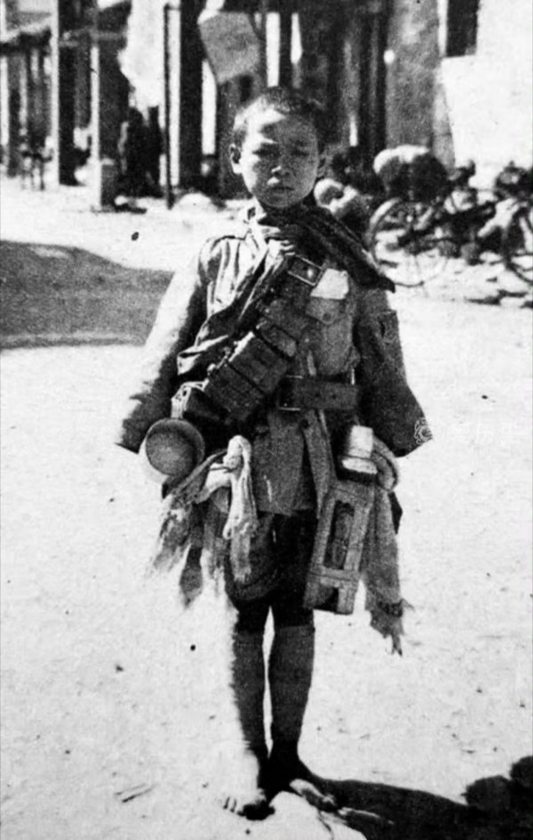 1938年，一个15岁的小战士不幸被日寇抓捕。在杀害小战士之前，日寇给他拍了一张