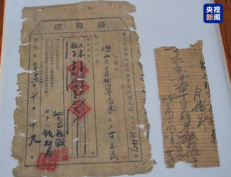 安徽潜山市民丁光义在自家老墙砖缝里意外掏出一张泛黄的传家宝，竟是当年刘邓大军挺进