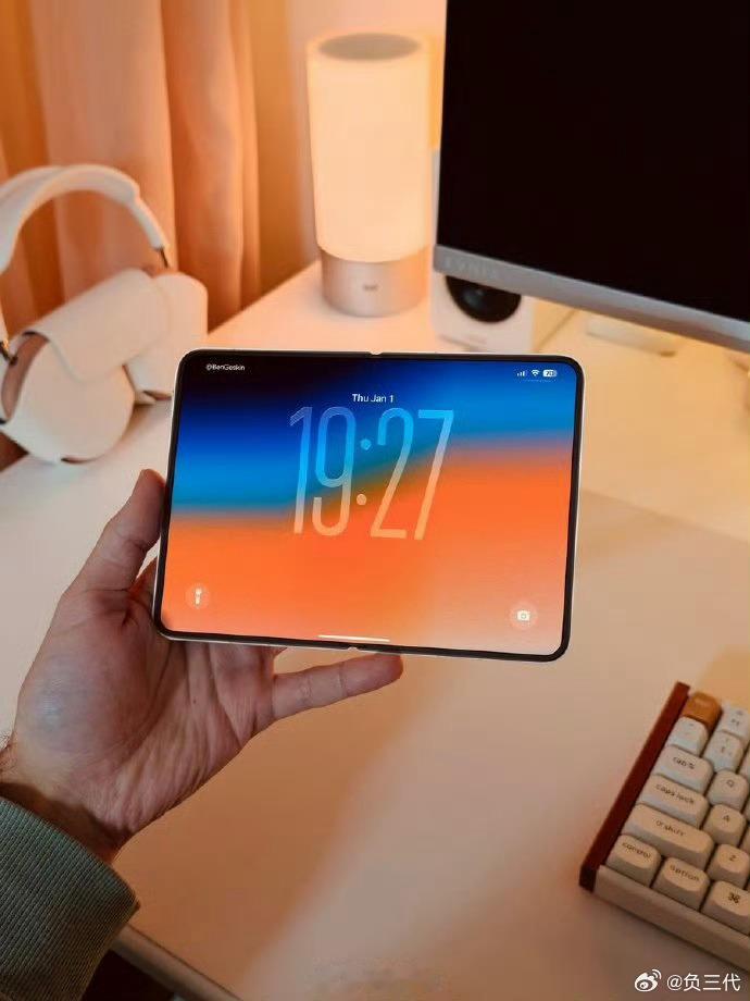 iPhoneFold上手知名外媒爆料的iPhoneFold上手图。尺寸应该大差