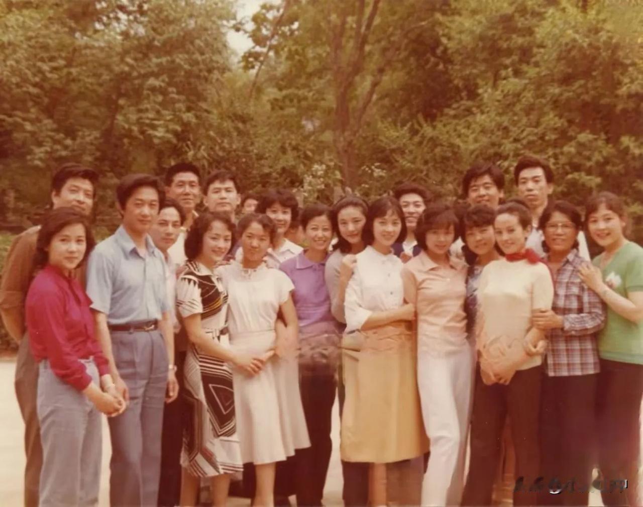 这张旧照片是1982年参加第二届电影“金鸡奖”部分演员的合影。这些演员里有电影演