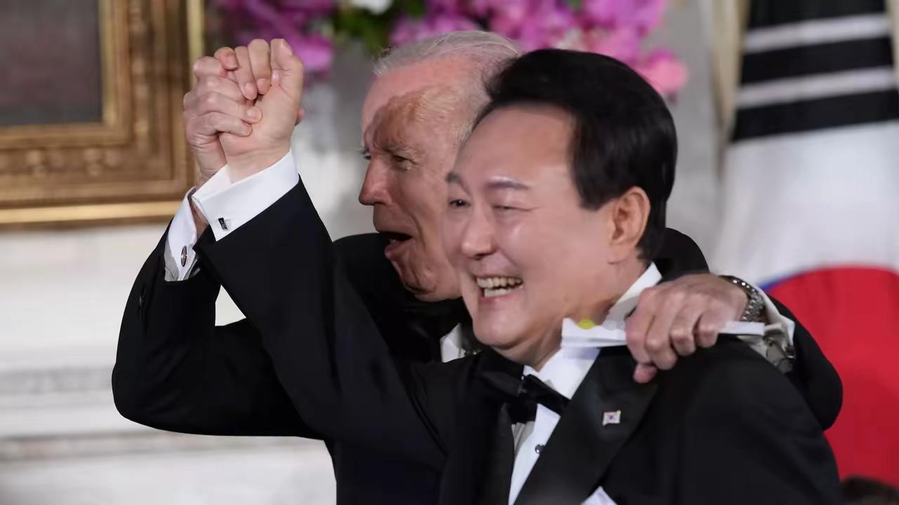 ​此时的尹锡悦已经被关进看守所了，让人感到无限地遗憾。当年成为总统的时候，是那么