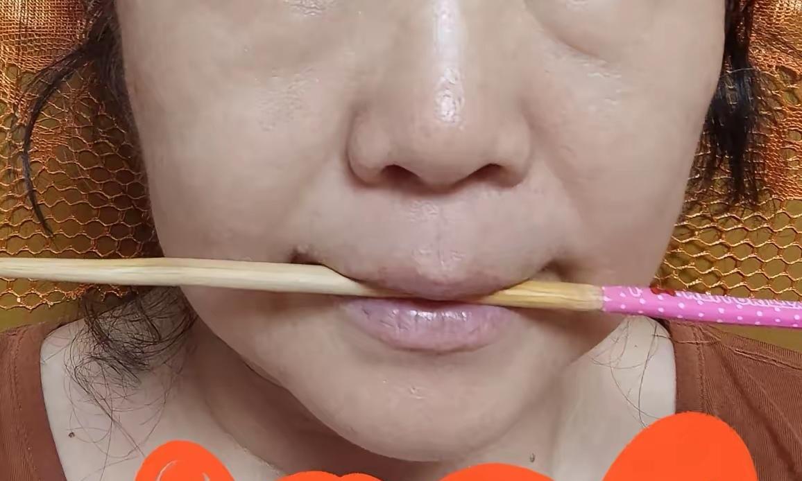 咬筷子真的能变美，自从蓝盈莹咬筷子变美后，发现最近好多人在咬筷子。网上还有人专