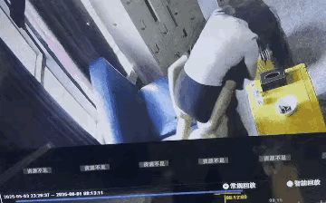 这小两口，吓都吓死了！​女子和男子玩闹完以后，因为兴奋过度，站在椅子上，