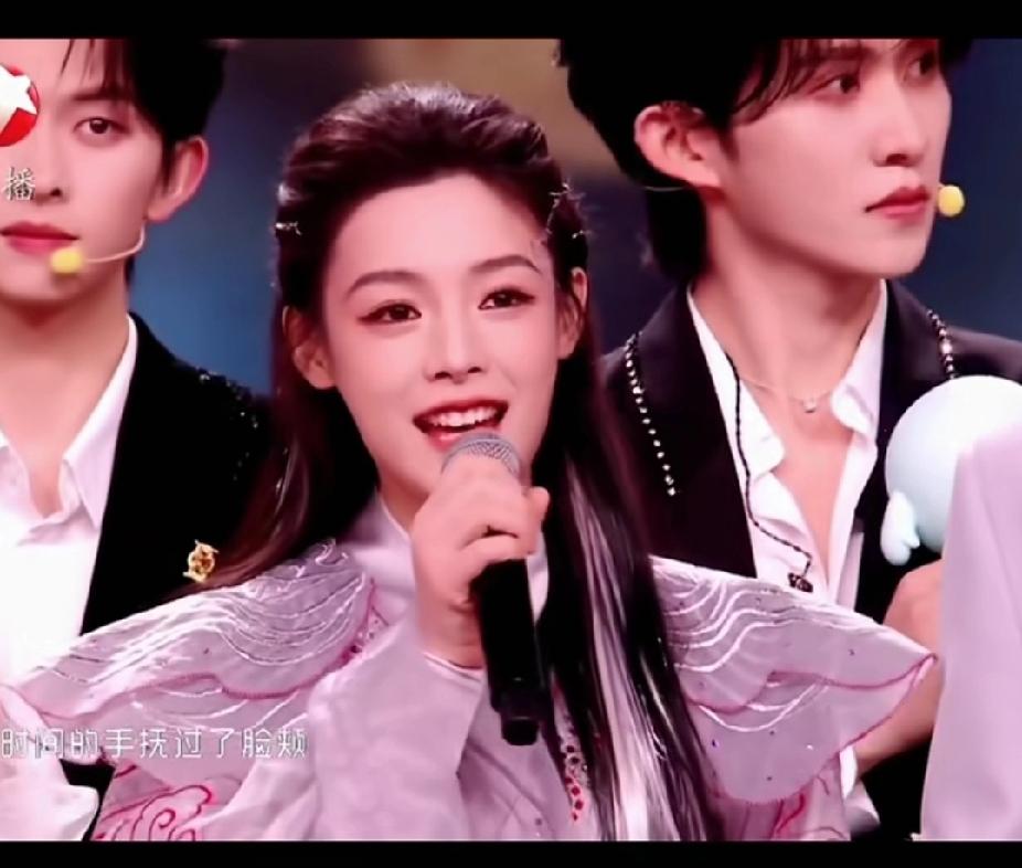 以前都没发现陈丽君和肖战长的那么像，简直是女版肖战。这次春晚，俩人同台献歌，站的