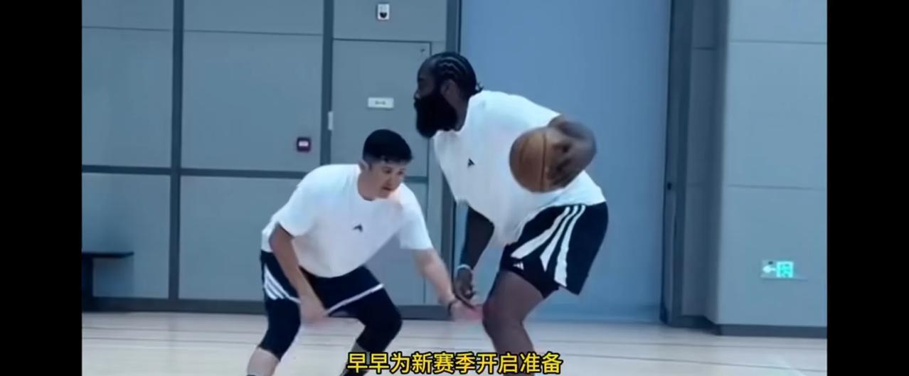 休赛期的登哥，貌似身材体重又增加了，从中国行活动看，哈登妥妥的重型后卫。下赛季