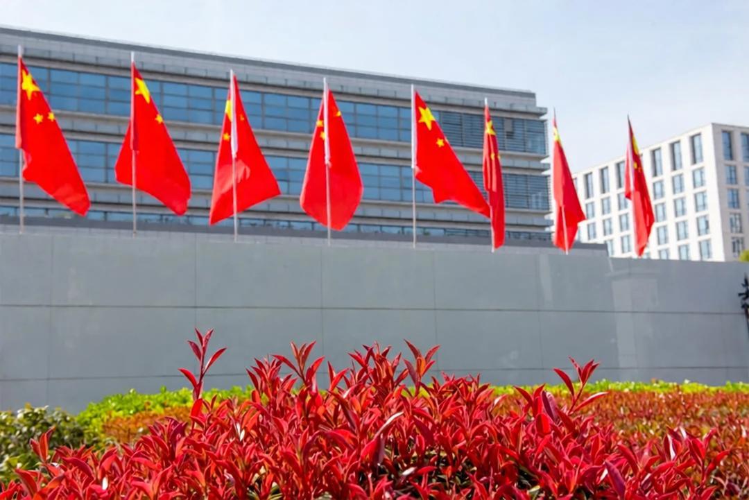 一个做车灯的公司，叫星宇股份，最近把今年才招进来的应届生给"整顿"了。8月8号