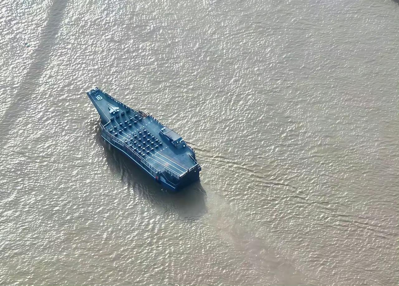 额😓辽宁舰的“小弟”