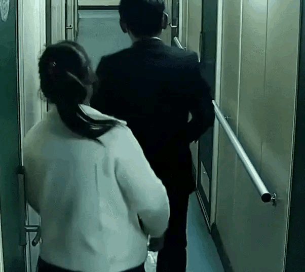 辽宁，46岁离异带娃的女子，被44岁帅气餐厅老板看上，与他结了婚。谁知老板转身就