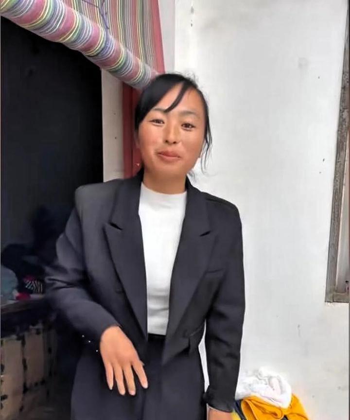 21年，河南的朱大哥在修拖拉机时被砸身亡。谁知，他妻子不堪重负离家出走。弟媳却把