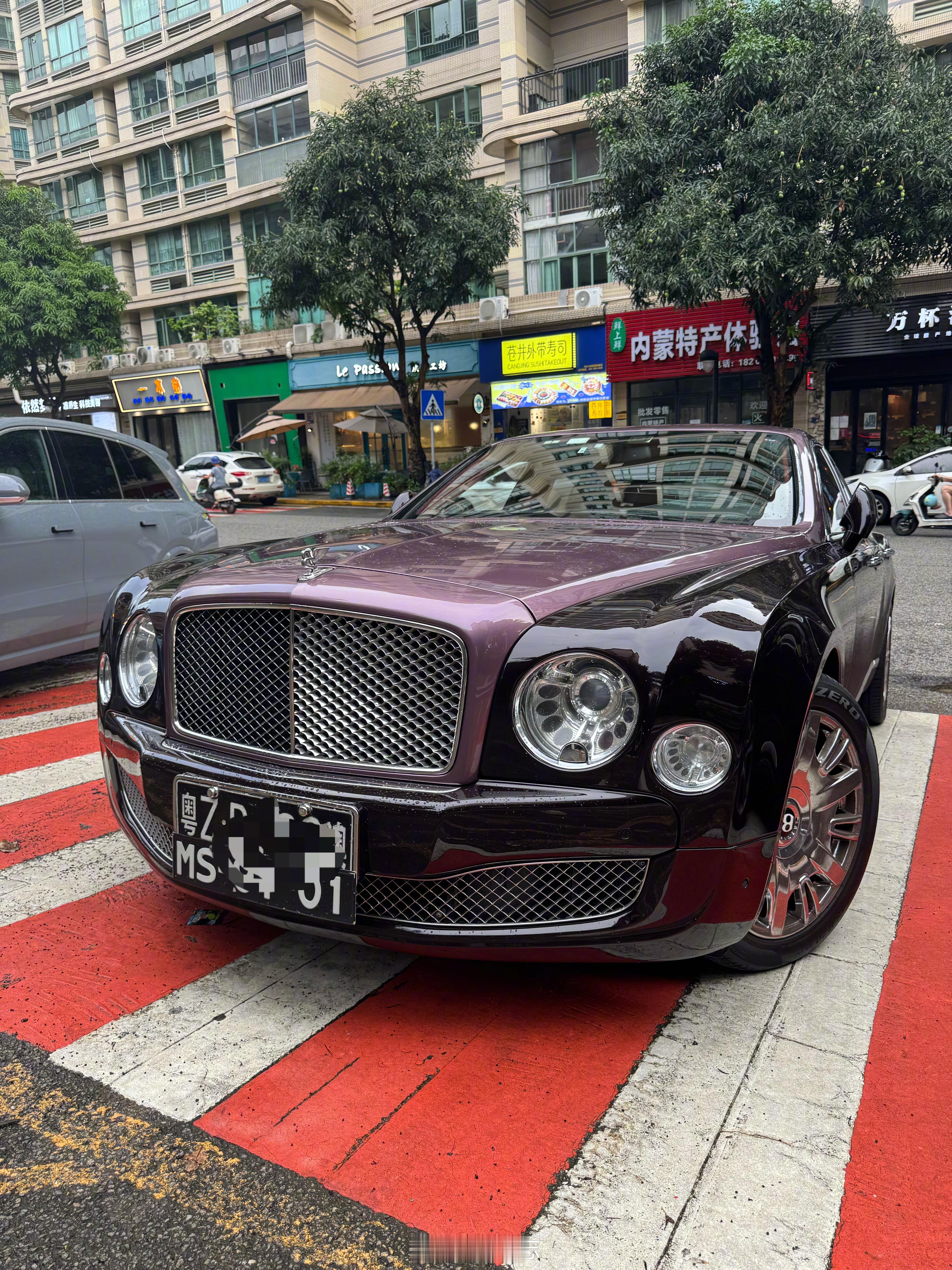 这么多年过去了，慕尚还是很尊，气场没得说[滑稽笑]可惜就是绝版了…….宾利慕尚