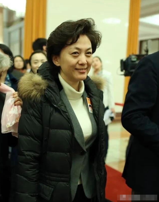 很多人都称她为央视的一姐，我觉得其实女主持人都差不多，不开美颜，不化妆，在现实中