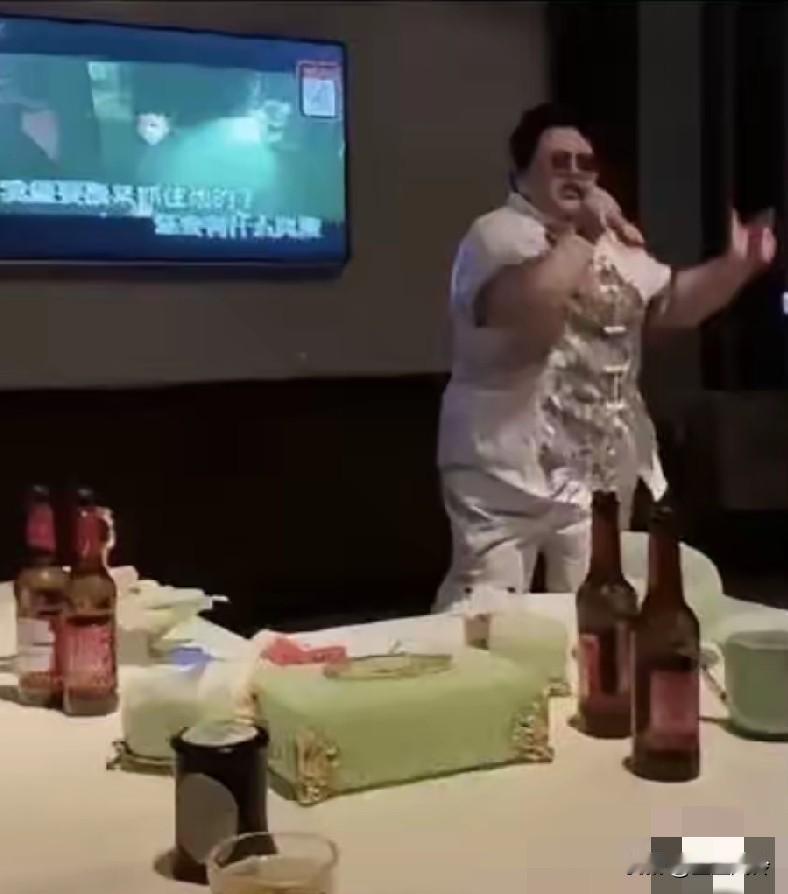 哈佛女孩曾经说过，你们永远不会在酒吧拍到我，因为从来不去酒吧，因为我不喝酒，只喝