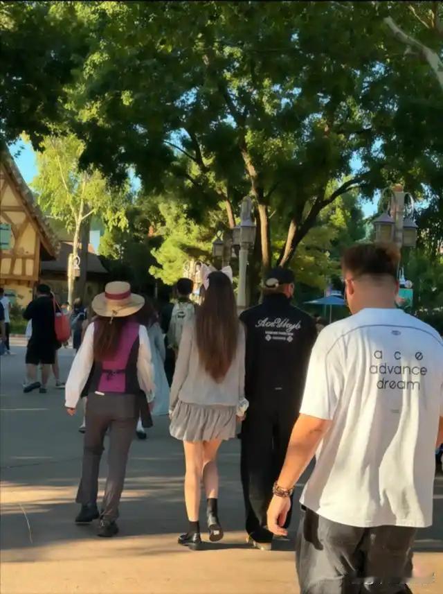 黄子韬徐艺洋迪士尼被偶遇，两人一个潮酷一个甜美，站一起太养眼了​​​