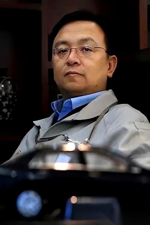 我跟你说个最近让我觉得特牛的事。比亚迪那个刀片电池,拿针去戳,戳穿了,居然不冒