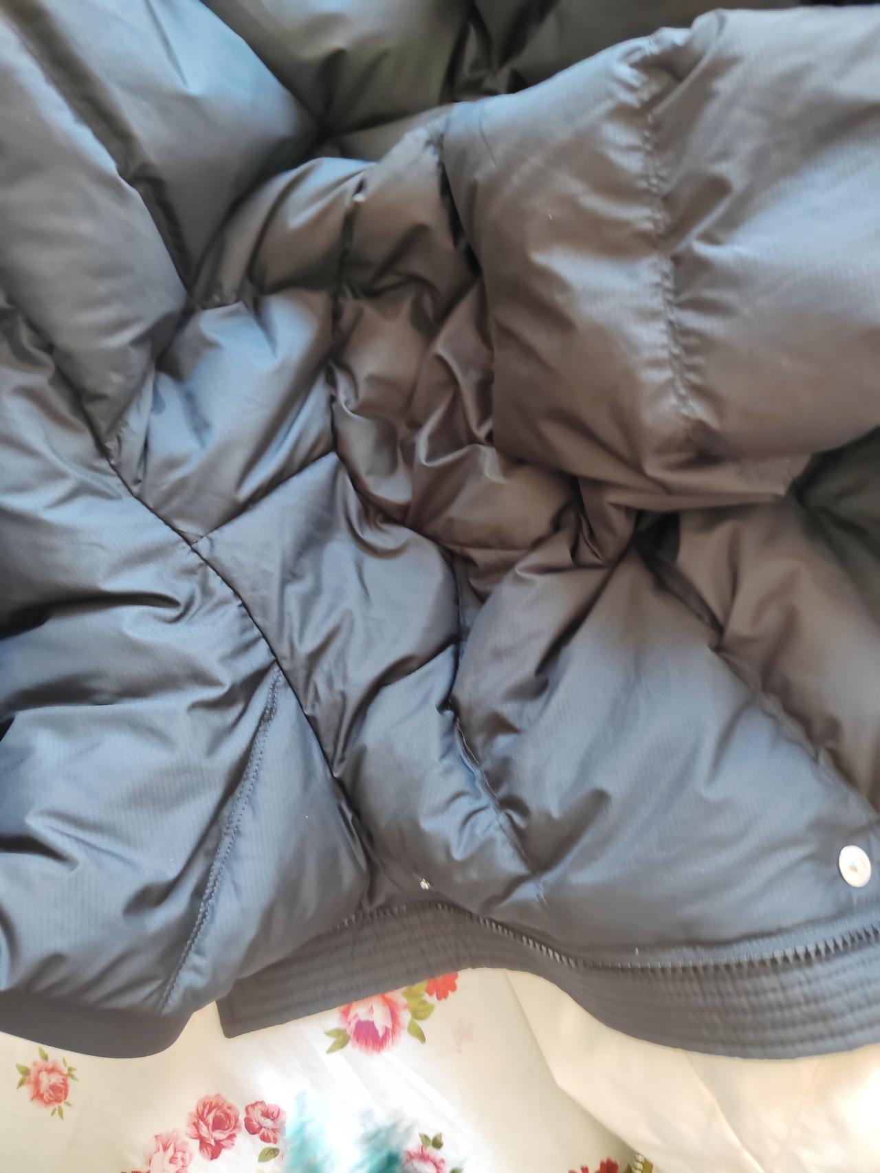 这那就羽绒服呀，原来这两处是“空心”的！买羽绒服可别被表面迷惑了！穿了两冬，把肩