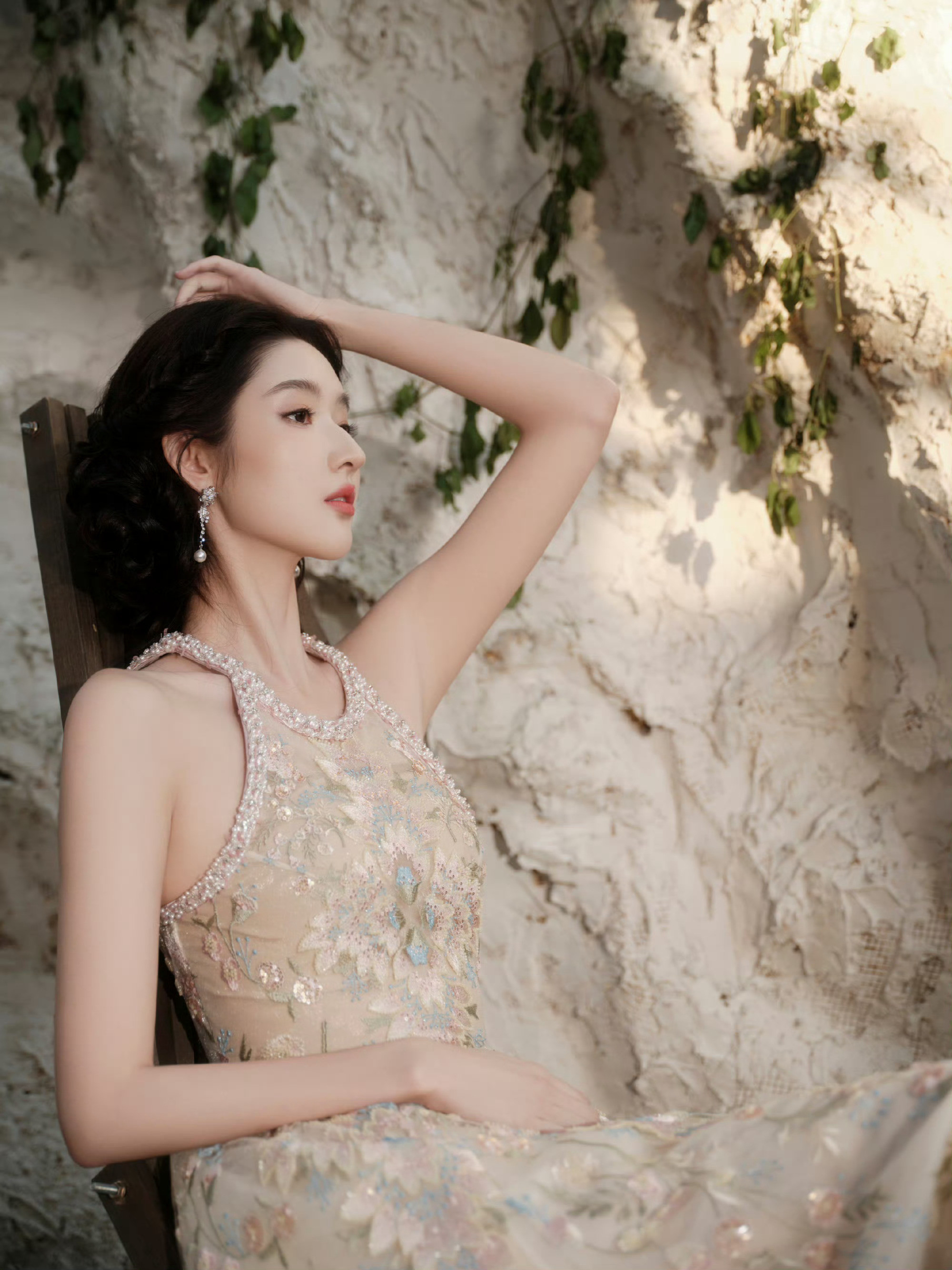 王玉雯女神扑面而来的仙气真的要被王玉雯美晕了，每一张都美得我反复观赏看起来就是个