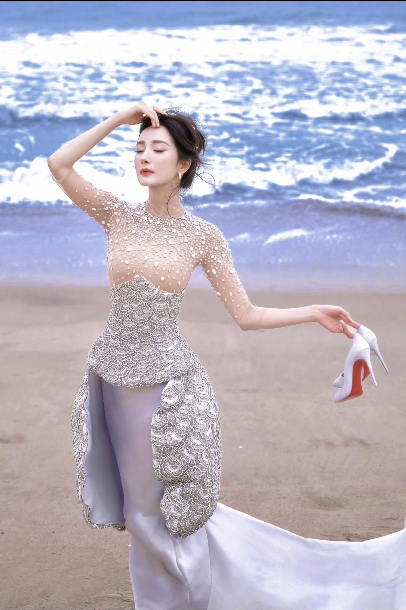 杨幂礼服全靠脸撑着尴嘿什么明明超美而且礼服也贴ELLE盛典红毯，